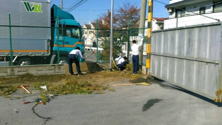 大型トラック駐車場の入り口付近