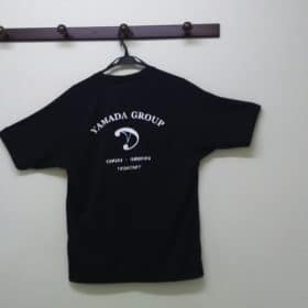 頑張るドライバーに社長から山田Tシャツのプレゼント! 3 山田オリジナルTシャツ裏側