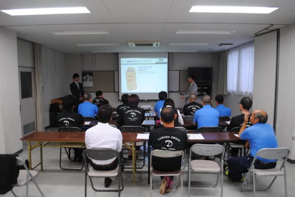 秋の安全運転講習会を開催(大阪本社、名古屋営業所) 3 名古屋の安全運転講習会風景