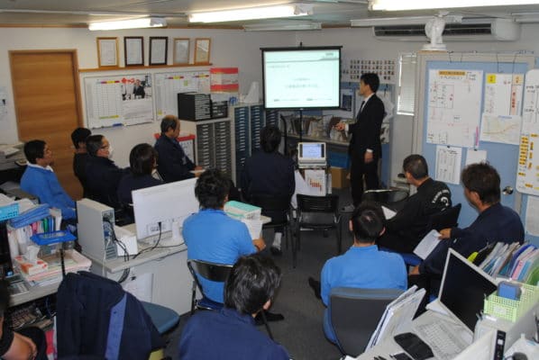 安全運転講習会、真剣に聞く福岡営業所のドライバーさん 2 福岡安全運転講習
