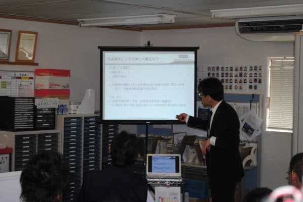 安全運転講習会、真剣に聞く福岡営業所のドライバーさん 3 交通事故の責任について