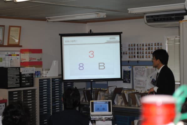 安全運転講習会、真剣に聞く福岡営業所のドライバーさん 4 視覚に関して実体験