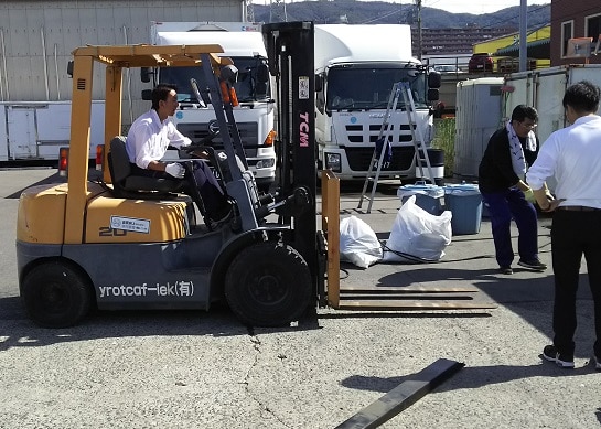 秋、トラック洗車場の大掃除に汗を流すの巻 4 徹底的に掃除