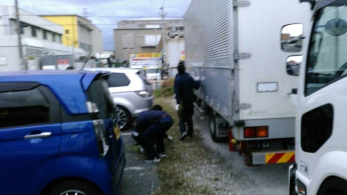 勤労感謝の日。ドライバーさんも一緒に駐車場の草刈り 2 駐車場草刈り_ピンぼけ