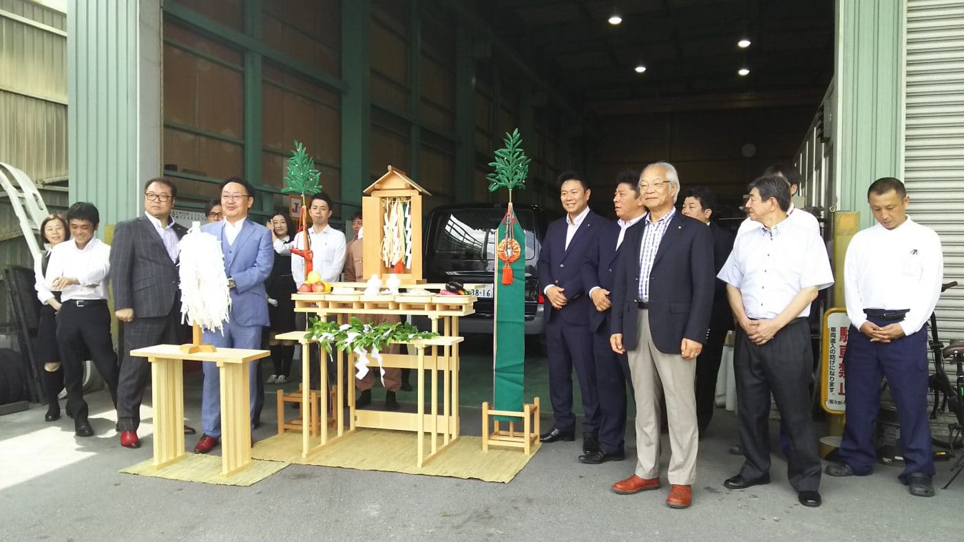 宮司さんに来て頂いて安全祈願を行いました! 1 祈願が終わって山田運送全員集合