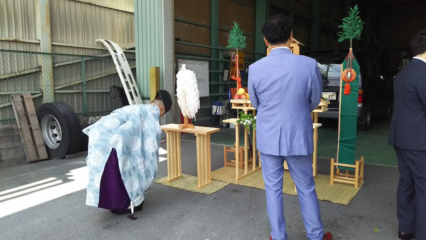 宮司さんに来て頂いて安全祈願を行いました! 3 安全祈願の儀式終わったあと。