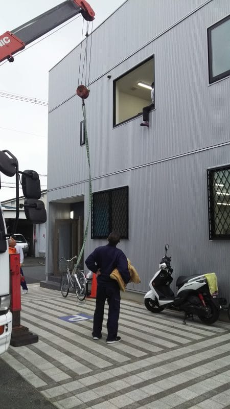 窓から搬入
