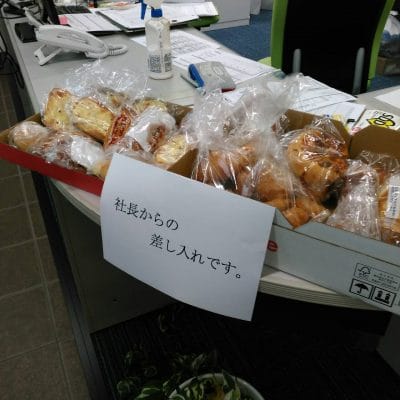 社長からドライバーにパンの差入