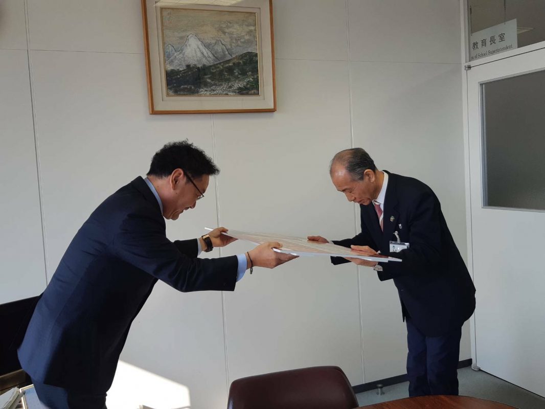 大東市の子供達へ大阪エヴェッサの試合観戦チケットをプレゼント。 2 大阪EVESSA_キッズチケット_大東市_山田運送贈呈