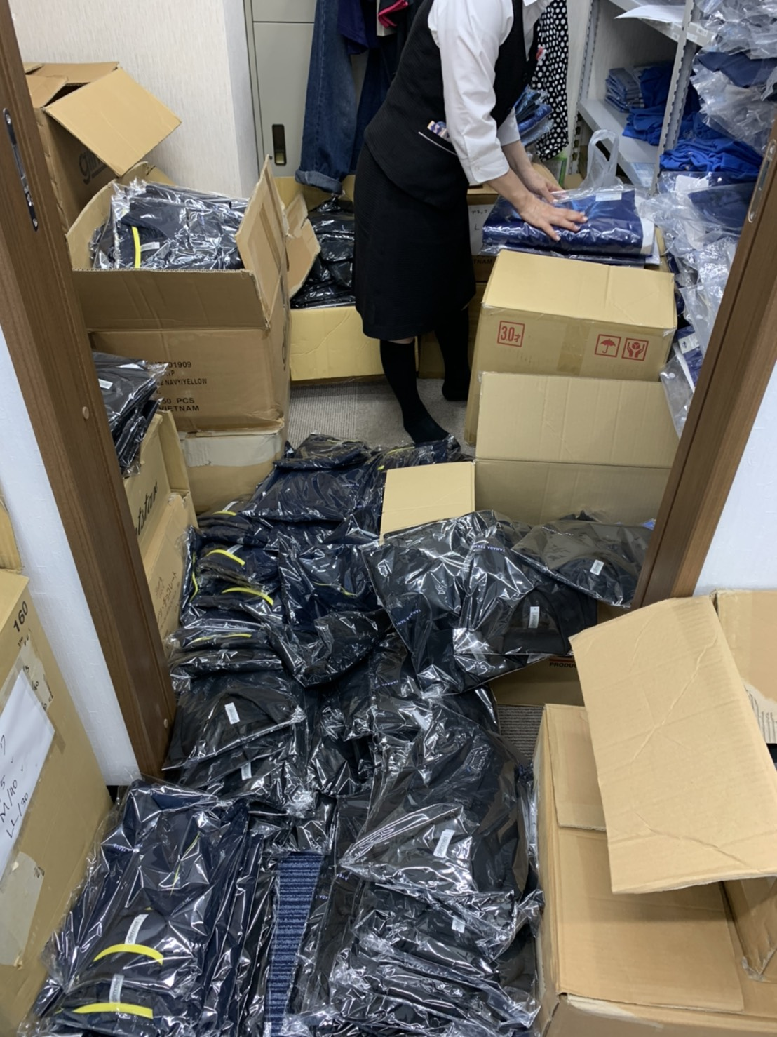 男性ドライバーの制服をリニューアルしました! 3 制服の山