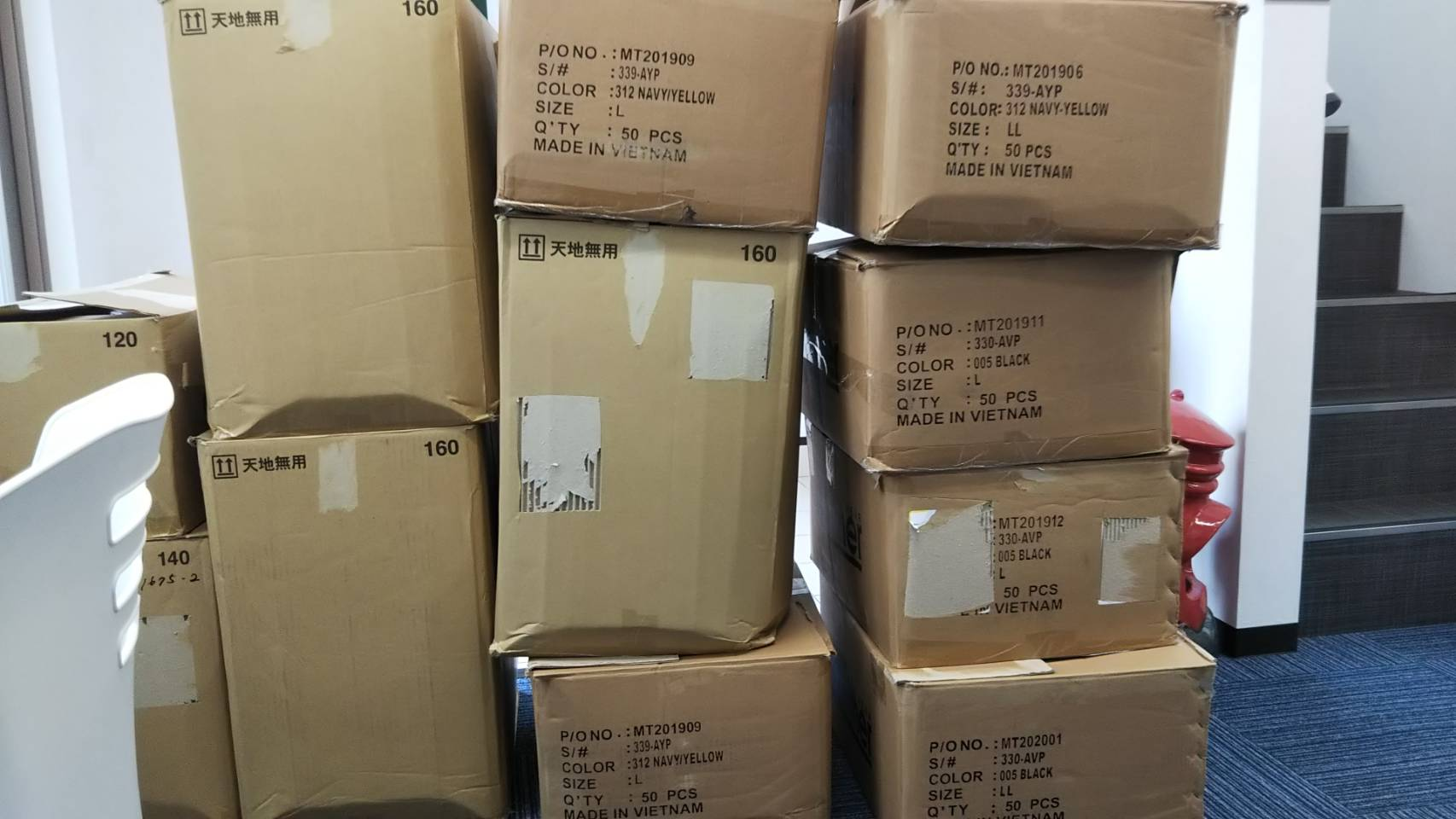 男性ドライバーの制服をリニューアルしました! 2 段ボールの山 制服