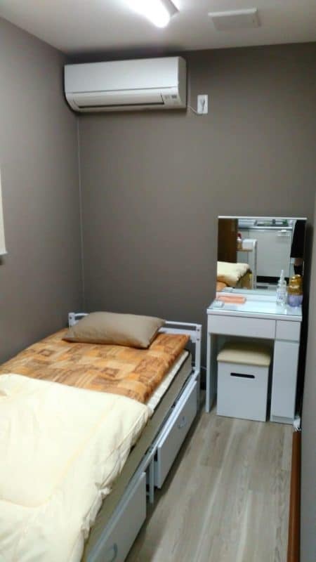 本社の女性ドライバー用の仮眠室、シャワールーム、オープン! 3 ドレッサー エアコン 布団 仮眠室