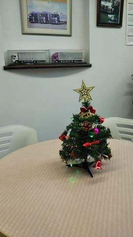 コロナ感染者が急増中!!企業が出来る感染対策 4 来客テーブル クリスマスツリー